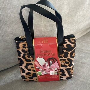 ❤️NEW!!!❤️ BEAUTIFUL Small Leopard Print Beauty Kit with Black Handles.
